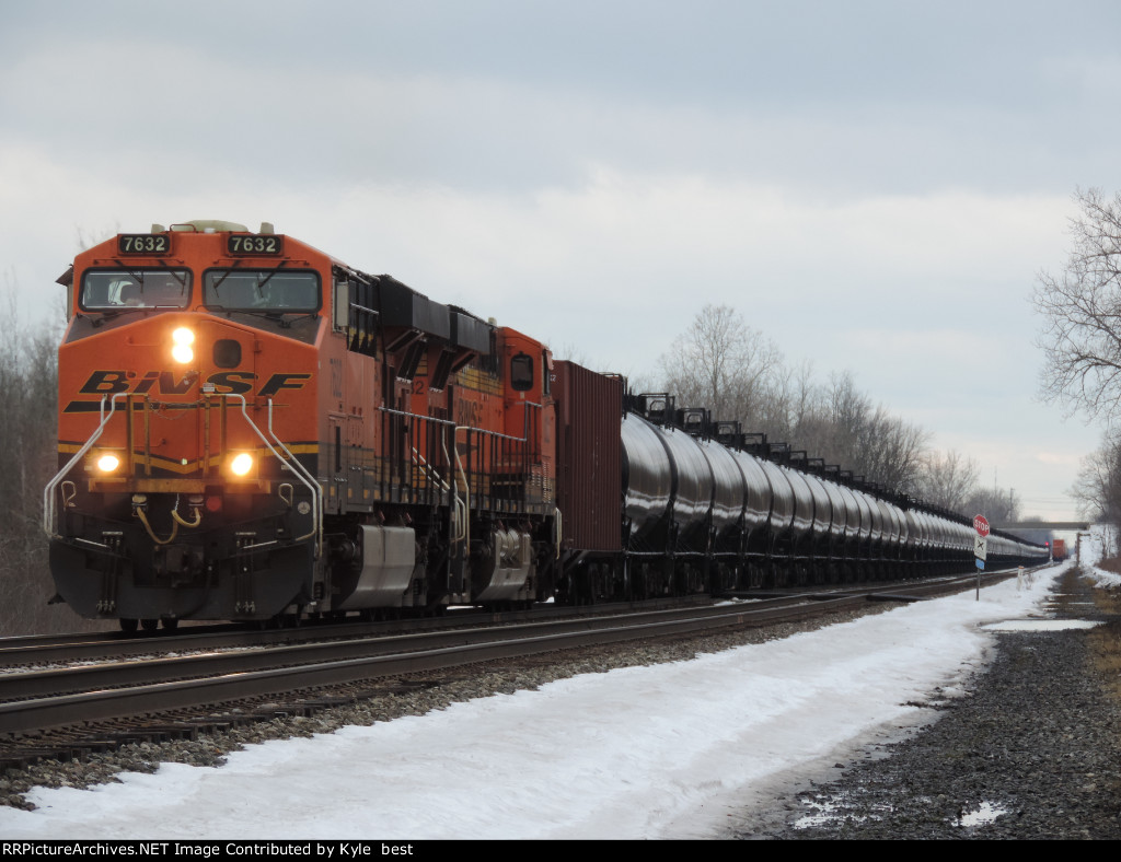 BNSF 7632 on B107